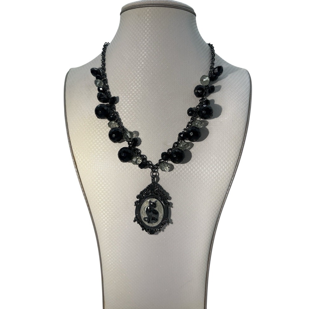 Vintage Signed Pier 1 Silver Tone Halloween Cat Cameo Pendant‎ Beaded Necklace